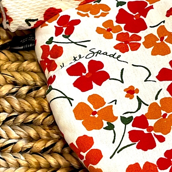 NWT Kate Spade (2) Kitchen Towels and (2) Mitts Set - Picture 4 of 4